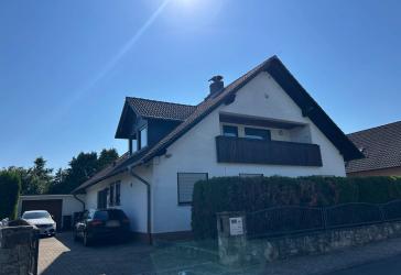 Attraktives Zweifamilienhaus mit großem Garten, Garage und viel Potenzial
