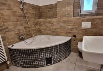 Sehr schöne teilmöblierte 4 Zimmer 103 qm DG Maisonette Wohnung mit EBK, Balkon usw.
