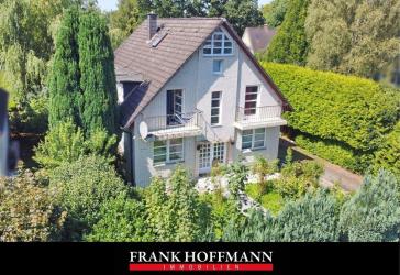 Sanierungsbedürftiges Zweifamilienhaus in Hamburg-Volksdorf