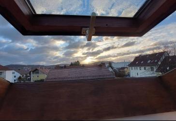Zentrales, möbliertes, voll ausgestattetes 2-Zimmer-Dach-Appartement für Berufstätige und Firmenkunden