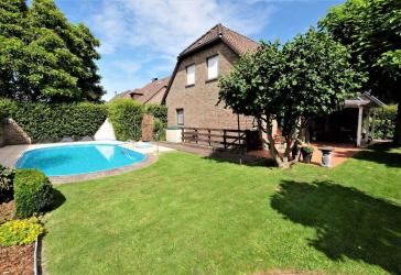Freistehendes Einfamilienhaus mit Doppelgarage und Swimmingpool