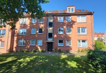 Gepflegtes Mehrfamilienhaus (11 Wohnungen + 3 Garagen) in Lübeck-St. Jürgen (Nähe Uni)