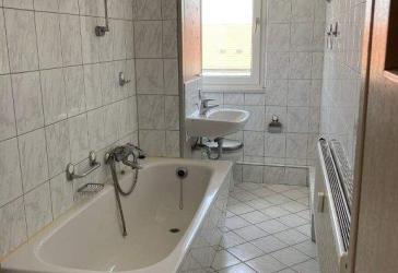 renovierte 3- Zimmer- DG- Wohnung mit Balkon