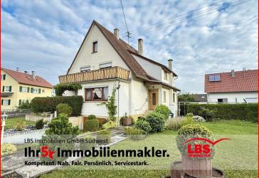 Einfamilienhaus mit ELW, Nahwärmeheizung und 2 Garagen in guter Lage