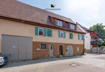 Mehrfamilienhaus mit Garage, 4 Stellplätze und Gartenland in zentraler Lage