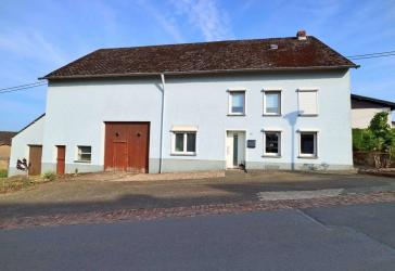 Einfamilienhaus mit Nebengebäude in Beuren
