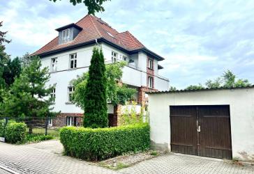 Stilvolles Mehrfamilienhaus mit Baugrundstück für ein MFH/ EFH in grüner Wohnlage