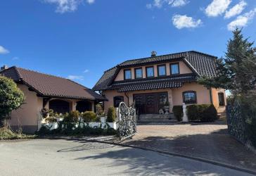 großes Einfamilienhaus mit Garten, Einliegerwohnung, Infrarotkabine, Kamin, Terrasse und Balkons