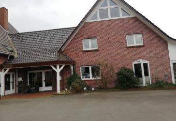Hofstelle mit 3-Familienhaus und Hallen