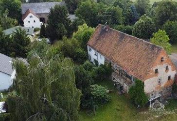 Mehrfamilienhaus im Dornröschenschlaf & ca. 1600m² erschlossenes Bauland