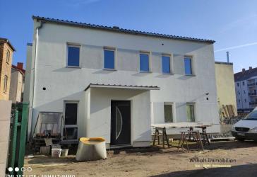 Wohnen wie im Einfamilienhaus mit Terrasse und Carport
