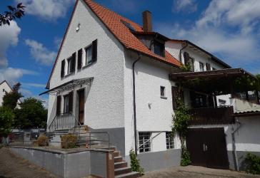 Großzügige Doppelhaushälfte mit Einliegerwohnung in ruhiger beliebter Lage.