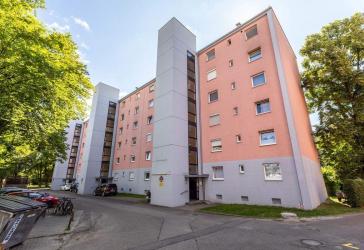 Renovierungsbedürftige 2-Zimmer-Wohnung mit Balkon und Außenstellplatz im Augustinviertel!