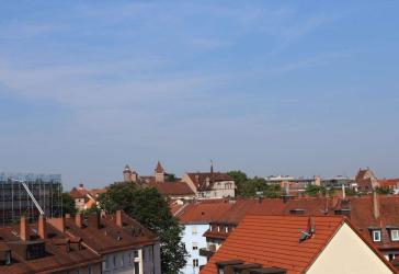 Erstbezug am Stadtpark: 100 m² Dachgeschoss-Juwel mit Wintergarten, EBK & Burgblick!