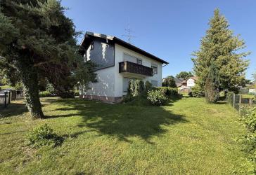 Freistehendes Einfamilienhaus auf großem Grund - Sanierungsbedarf