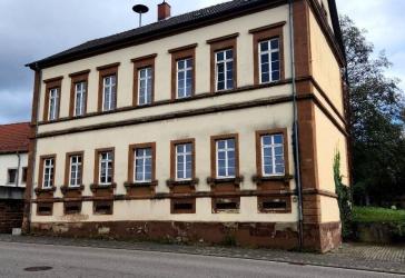Top-Renditeobjekt: 5 Wohneinheiten im historischen Schulhaus mit großem Entwicklungspotenzial