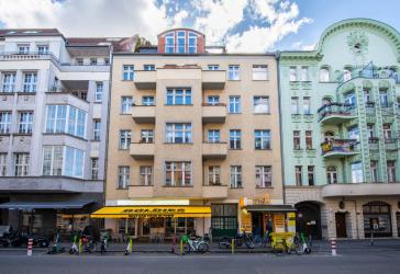 Nähe Boxhagener Platz und Mercedes Benz Arena: Effiziente 2-Zimmer-Wohnung - Balkon & Tageslichtbad