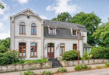 Charakteristische Villa mit angrenzender Praxisfläche