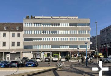 Der perfekte Standort für Ihren Erfolg. Große Fensterfront und ideale Sichtbarkeit.