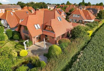 Architekturjuwel mit Weitblick – Exklusive Feldrandlage in Burg