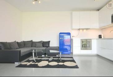 Modern möblierte 2-Zimmer-Wohnung mit WLAN und Dachterrasse in Fürth