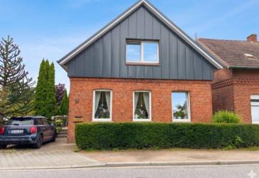 Massives Zweifamilienhaus (vermietet) in zentraler Lage von Hamburg-Curslack