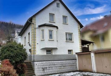 Freistehendes Einfamilienhaus mit zwei Garagen