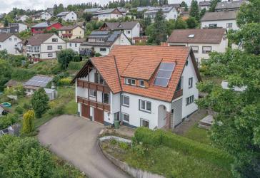 Hier können Sie sofort einziehen - komplett renoviertes Zweifamilienhaus