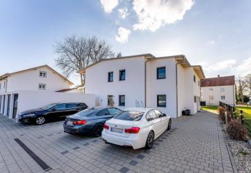 *Hochwertige und moderne 4-Zimmer Wohnung mit überdachtem Südbalkon im Straubinger Osten*
