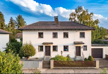 Großzügiges Wohnhaus mit Wintergarten und Garage in Aubing