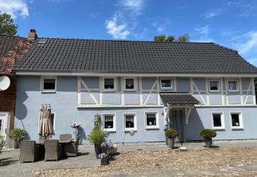 Ehemaliger Bauernhof mit saniertem Wohnhaus, großen Nebengebäuden vielseitige Nutzungen z.B.geeignet für Pferdehaltung