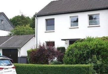 Gepflegtes und vermietetes Zweifamilienhaus in angenehmer Wohnsiedlung mit guter Infrastruktur