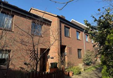 Attraktives MRH zur Renovierung mit Vollkeller, Süd- West Terrasse und Garage in gefragter Ortslage