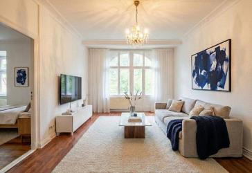 Wohnen mit Stil: 4-Zimmer-Gründerzeitaltbau mit Stuck und Südbalkon