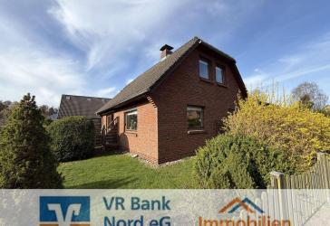 Hübsches und gepflegtes Einfamilienhaus mit massiver Garage und Vollkeller
