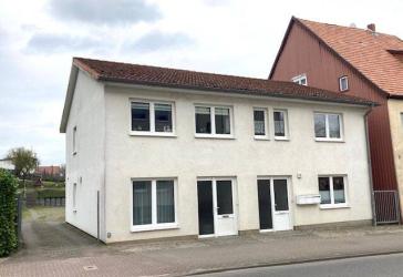 Kleines Stadthaus mit zwei Mietwohnungen, Gewerbefläche und großzügigem Grundstück mit Stellplätzen