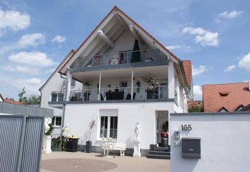 Wohnen u. Arbeiten in einer luxuriöse , energetisch sanierte Villa , Nebengebäude, Garagen usw