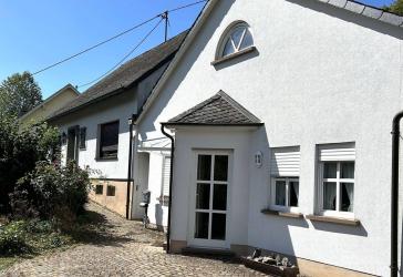 Riveris, Wohnhaus mit zusätzl. derzeitigen Bürogebäude mit Mieteinnahme, sowie Garagen
