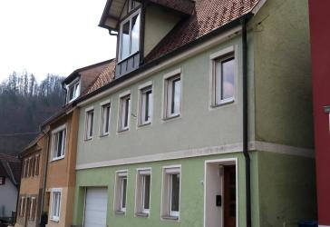 Einfamilienhaus mit Einliegerwohnung, Garage und Garten