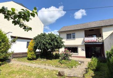 TOP-Preis-Leistungs-Verhältnis! Gepflegtes Wohnhaus mit Garten und Garage!