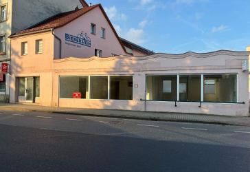 Geräumige Gewerbeeinheit mit großem Schaufenster