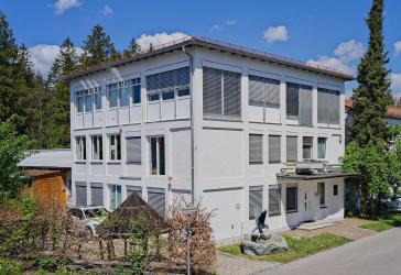Geräumige Lager- und Produktionsflächen mit Bürobereichen in Geretsried