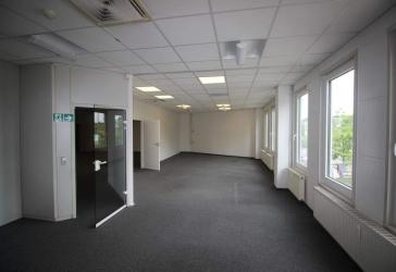 Gepflegte Büro- u. Schulungsflächen, und 400m² Lager, Küche u. Sanitär in TOP-Lage
