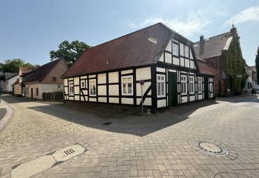Verden: Charmantes Stadthaus mit gemütlicher Einliegerwohnung, Ausbaureserve und entzückendem Garten