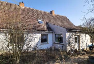 Sanierungsbedürftiges Haus mit 171 m² Wohnfläche und großem Grundstück!