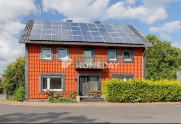 Schraubertraum mit Wohnkomfort: freistehendes EFH, Doppelgarage, Werkstatt & PV in ländlicher Lage