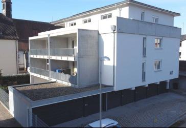 Wohnen in zentraler Lage in Brombach auf ca.122 m² mit 3 Zimmern, Balkon, Dachterrasse und Garage