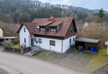 *RESERVIERT* Zweifamilienhaus mit vielseitig nutzbarem Kellergeschoss in Grimmelshofen, Stühlingen