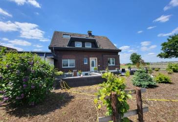 Endlich frei! Gepflegtes freistehendes Einfamilienhaus auf großem Grundstück mit Nebengebäuden