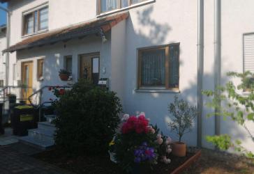 5,53 % Rendite: Vermietetes Reihenmittelhaus mit 3 Bädern und Garten, Keller und DG ausgebaut
